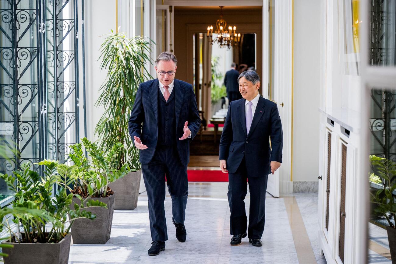 ベルギーのブリュッセルにあるランベルモント首相官邸で会談が行われた際、バート・デ・ウェーバー首相と天皇陛下がともに歩かれる（ロイター）