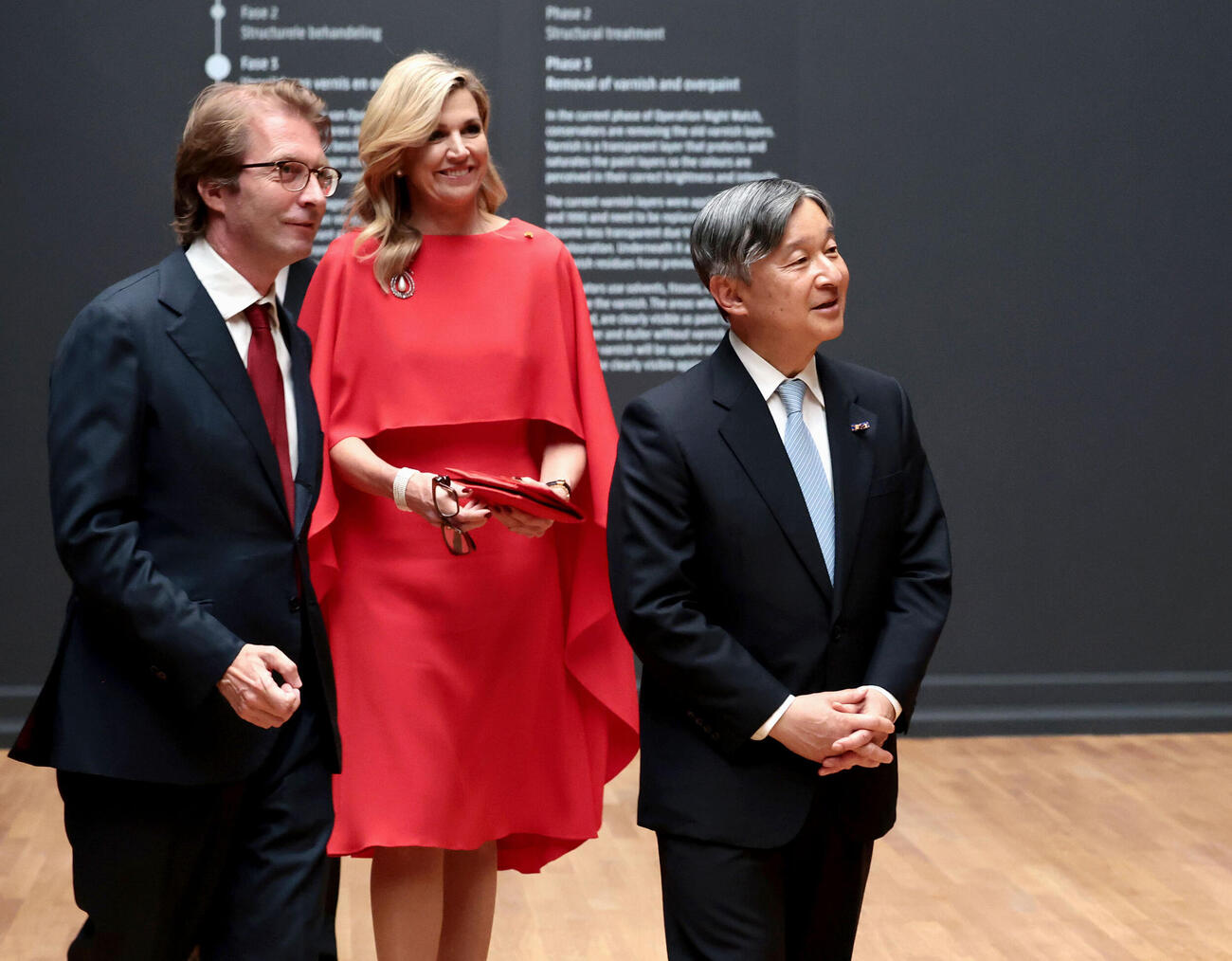 オランダのアムステルダム国立美術館を視察される天皇陛下。中央はマキシマ王妃（代表撮影・共同）
