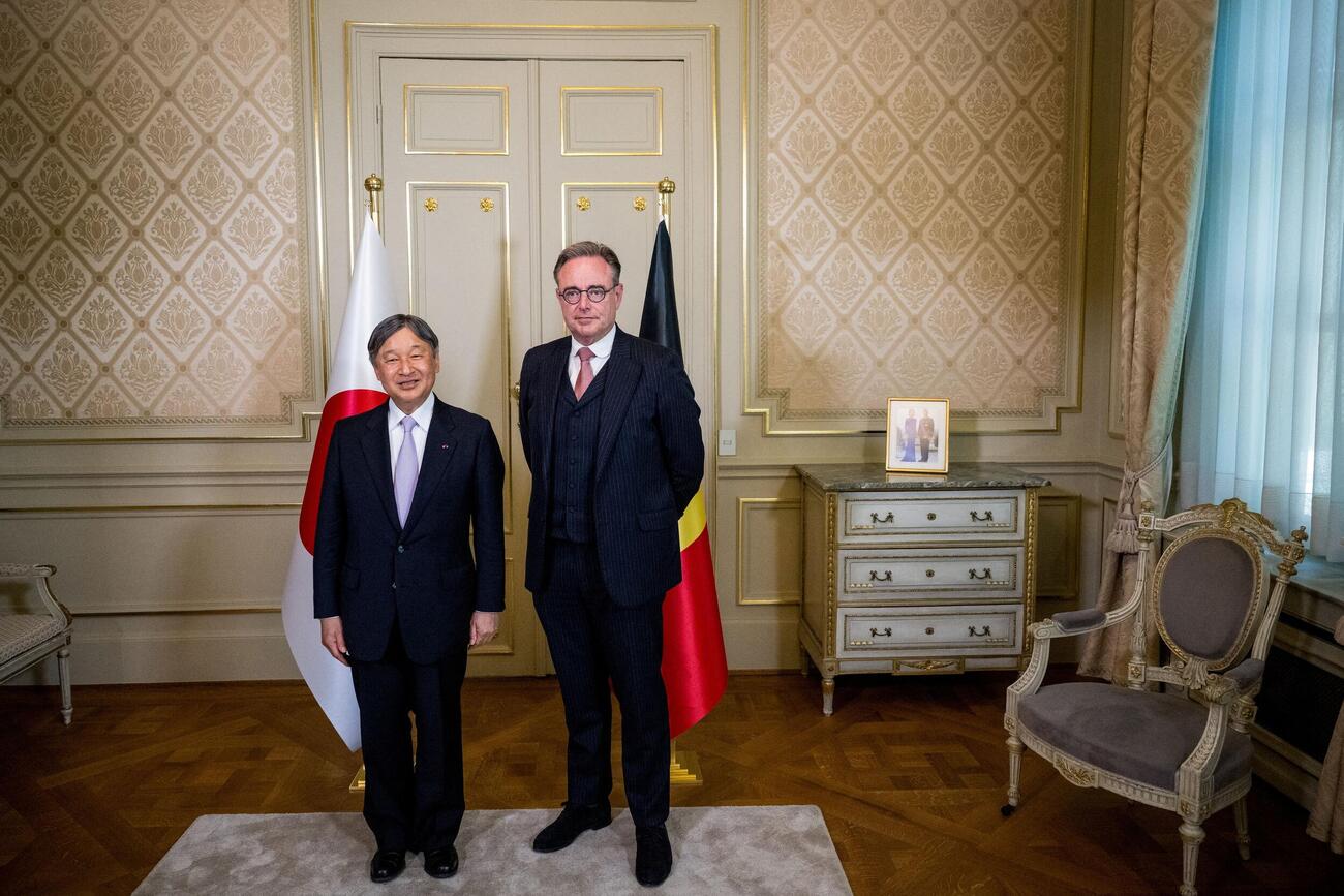 ベルギーのブリュッセルにあるランベルモント首相官邸で、会談に先立ち、天皇陛下とバート・デ・ウェーバー首相が記念撮影に応じられた（ロイター）
