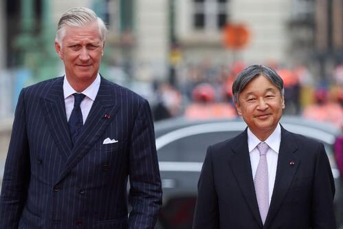 国賓訪問中の天皇陛下とベルギーのフィリップ国王が、ブリュッセル王宮の外で行われた公式歓迎式典に出席された(ロイター)