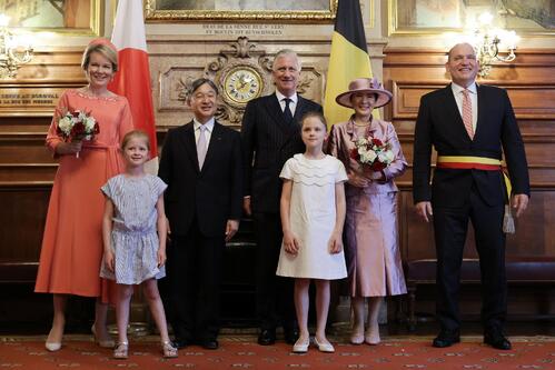 国賓訪問中の天皇陛下と皇后陛下がベルギーのフィリップ国王とマチルド王妃と共にブリュッセル市庁舎を訪問した際、記念撮影に応じられた(ロイター)