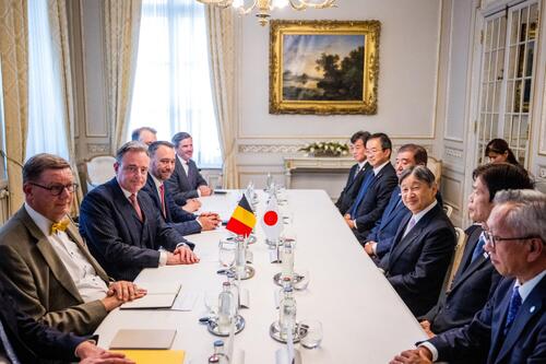 ベルギーのブリュッセルにあるランベルモント首相官邸で、バート・デ・ウェバー首相と天皇陛下が会談に臨んだ(ロイター)