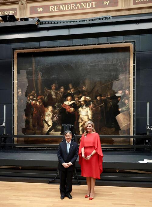 オランダのアムステルダム国立美術館を視察し、画家レンブラントの代表作「夜警」の前で記念撮影される天皇陛下。右はマキシマ王妃(代表撮影・共同)