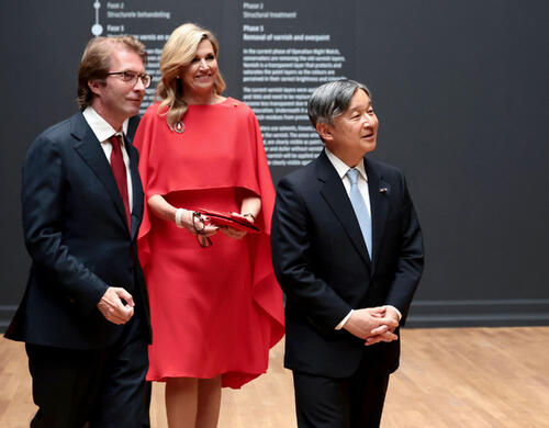 オランダのアムステルダム国立美術館を視察される天皇陛下。中央はマキシマ王妃(代表撮影・共同)