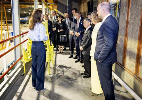 オランダ西部デルフトの治水研究施設「デルタレス」を視察される天皇陛下(Guus Schoonewille提供・共同)