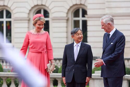 国賓訪問中の天皇陛下を歓迎する公式式典に、ベルギーのフィリップ国王とマチルド王妃が、ブリュッセル王宮の外で迎えた(ロイター)