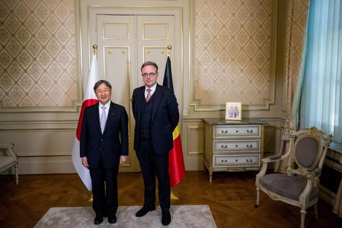 ベルギーのブリュッセルにあるランベルモント首相官邸で、会談に先立ち、天皇陛下とバート・デ・ウェーバー首相が記念撮影に応じられた(ロイター)