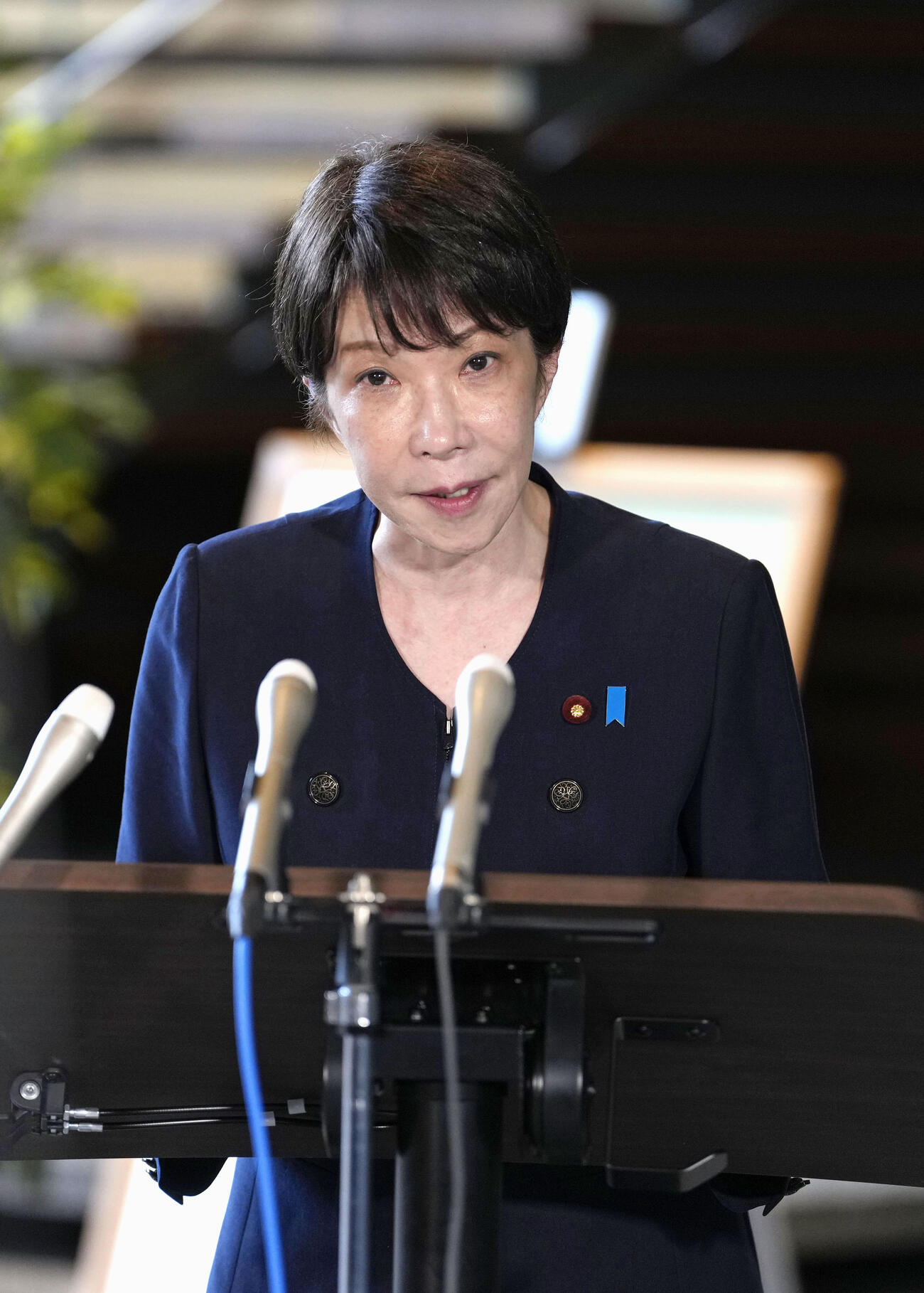 記者団の取材に応じる高市首相＝25日午前、首相官邸（共同）