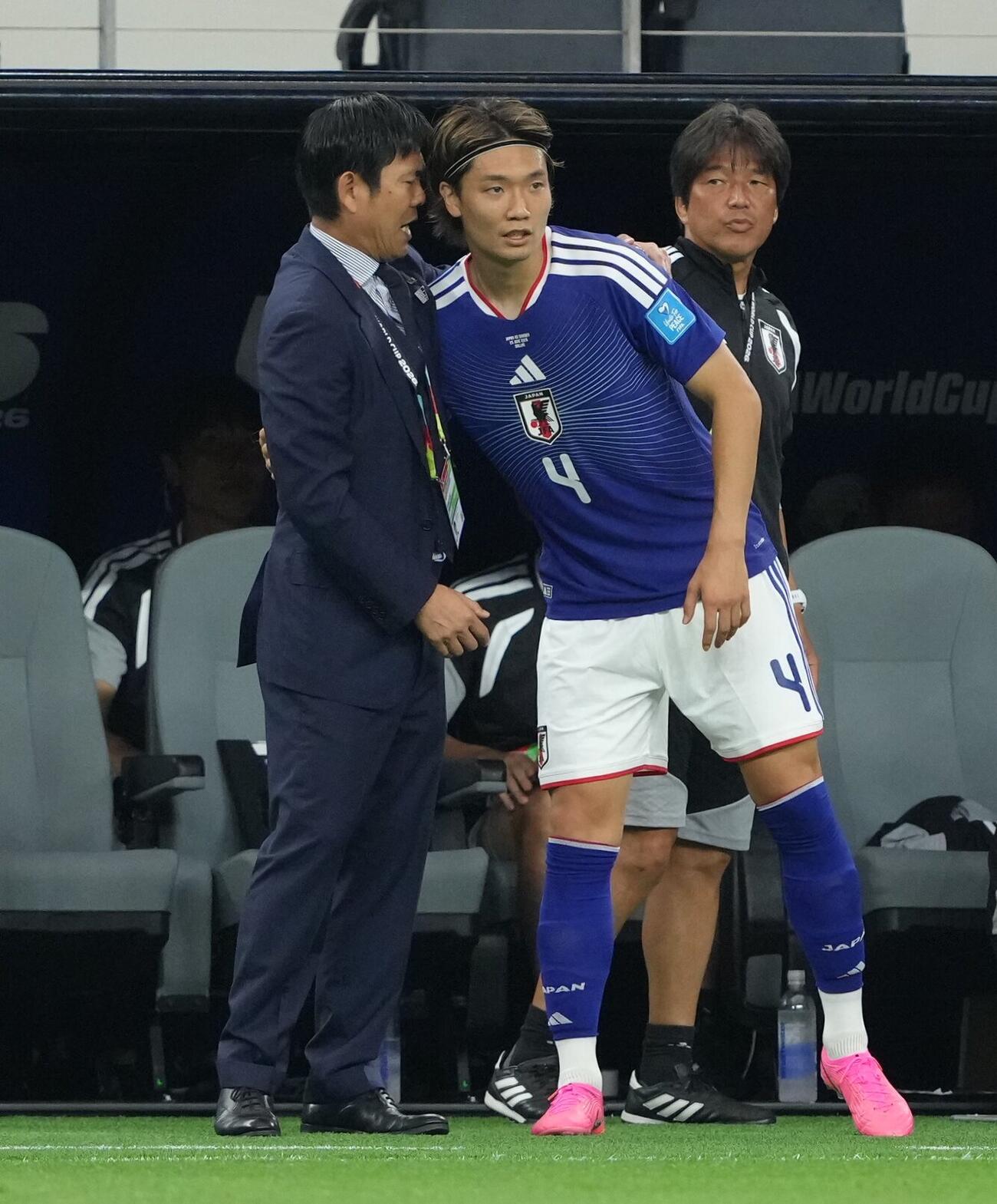 日本対スウェーデン　前半、交代でベンチへ下がった後、森保一監督（左）から声をかけられる板倉滉（中央）（撮影・足立雅史）