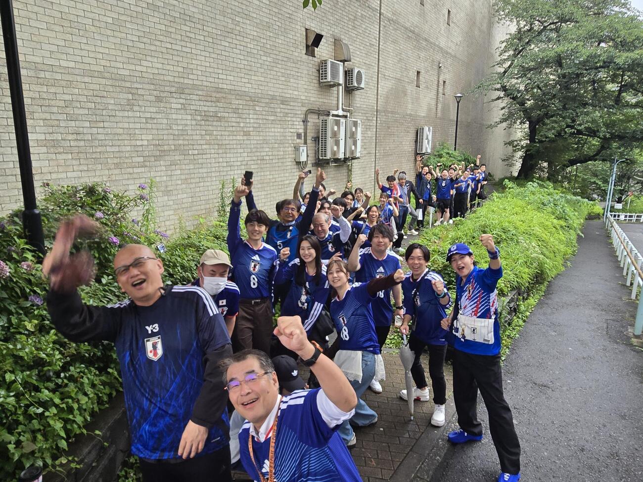 日本代表のスウェーデン戦のパブリックビューイングで東京タワー横のスタジオに約50人が開場前に行列をつくり、集まったサポーターは気勢ををあげた。先頭は12時間前から並んでいて新潟から駆けつけた