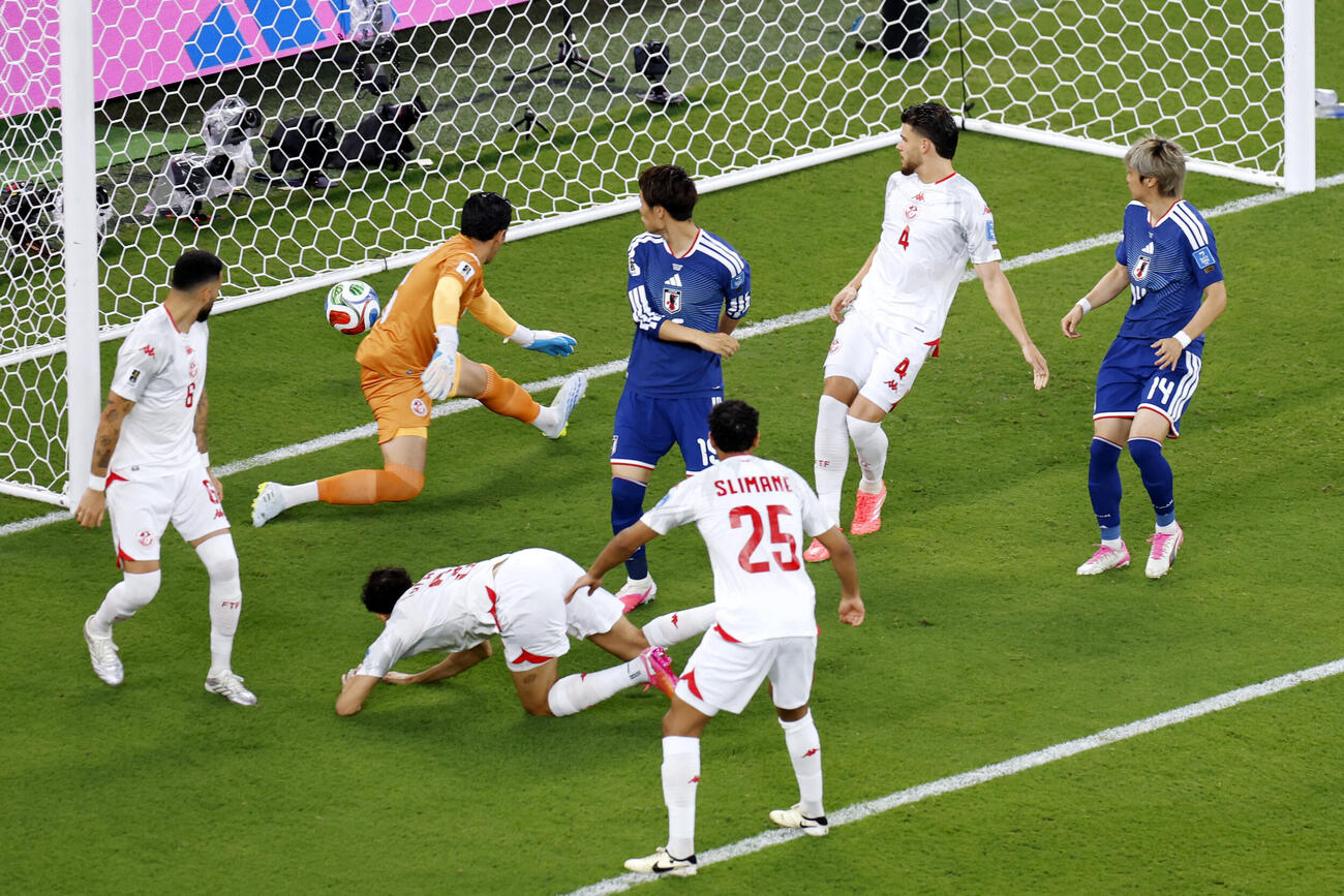 日本－チュニジア　前半、先制ゴールを決める鎌田（奥左から3人目）（共同）