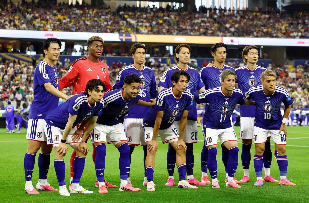 日本対スウェーデン　試合前、集合写真に納まる日本代表（ロイター）
