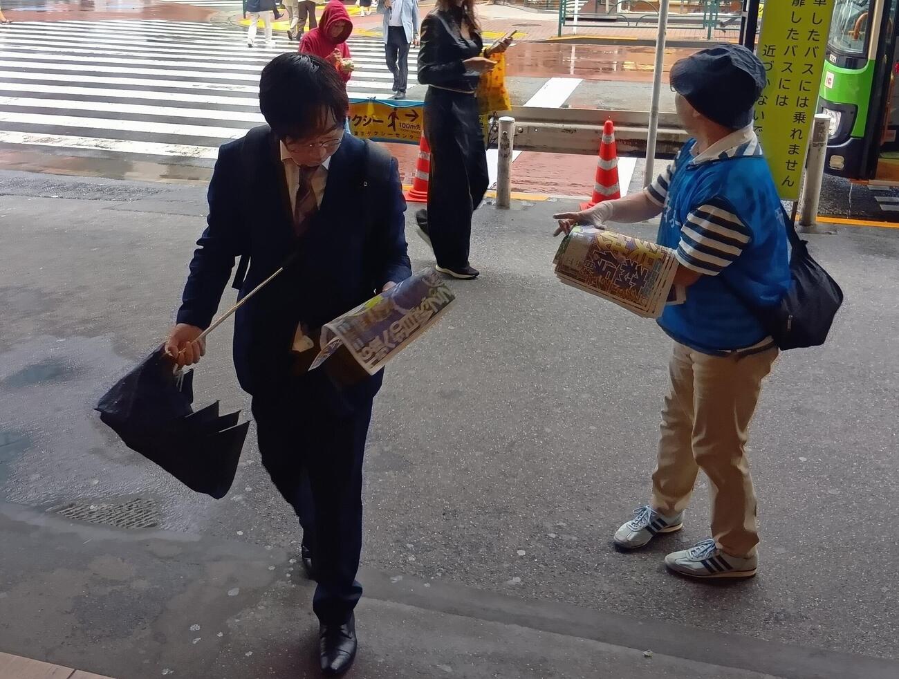 昼休みの時間帯で会社員も号外を手に取った