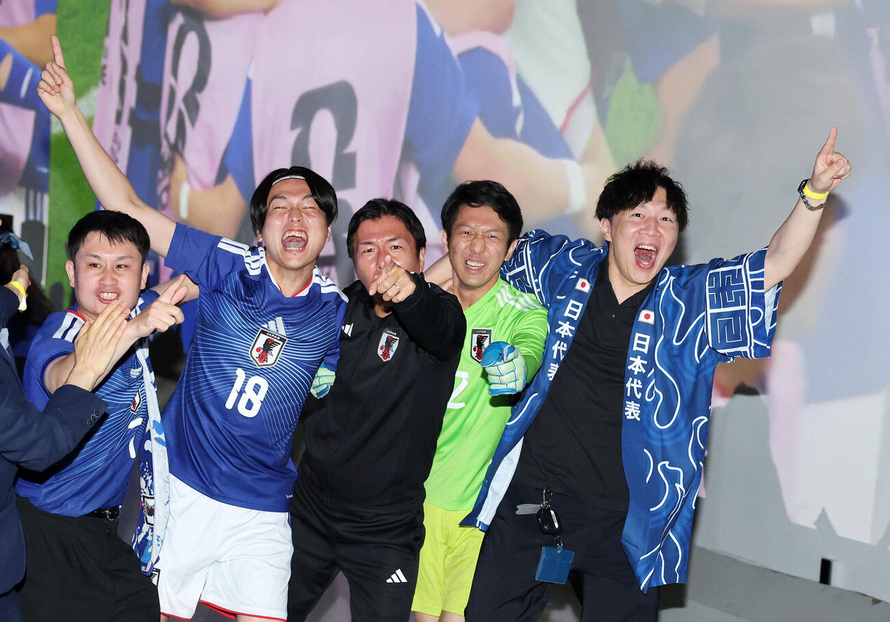 後半、前田大然の得点にサポーターとともに歓喜するちょいまねJAPAN、左2人目から上田ややせ、長谷部まこ整ってない、権田月一（撮影・鈴木正人）