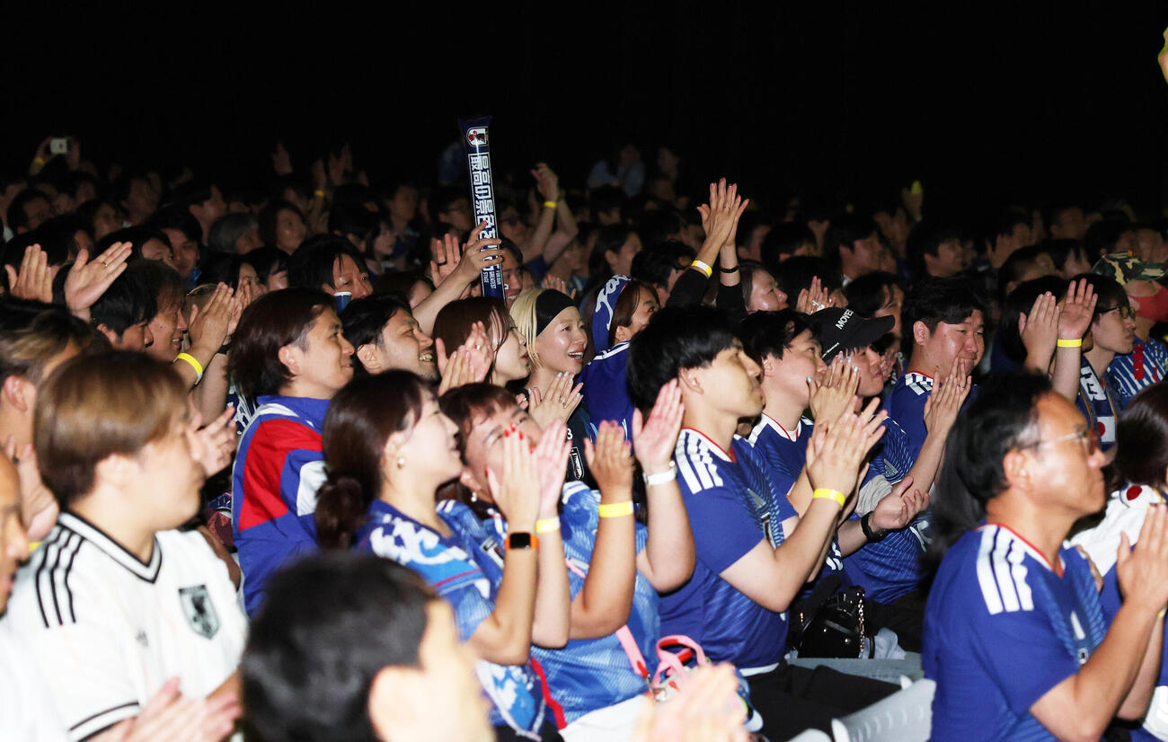 試合終了後、拍手するサポーター（撮影・鈴木正人）