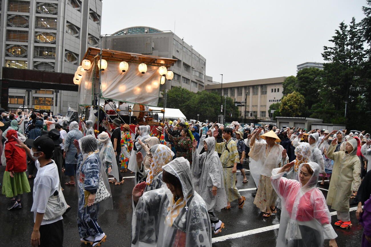 東京・秩父宮ラグビー場駐車場で行われた「郡上おどりin青山」