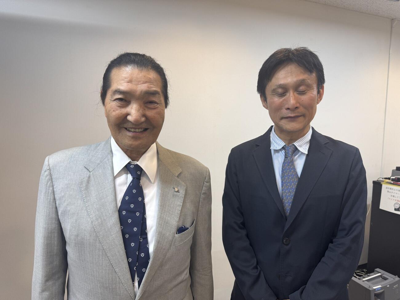 講演会を行った松浪健四郎氏（左）と正本謙一大使