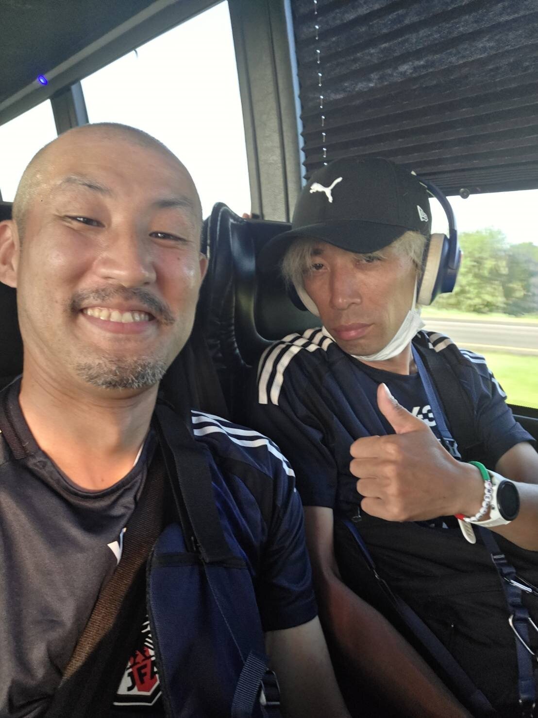 米ダラスを出発して、サッカー日本代表のブラジル戦の行われるヒューストンまでの長距離バスの車中で、選手のそっくりさんの前田大自然（写真左）と似東JOKER純也