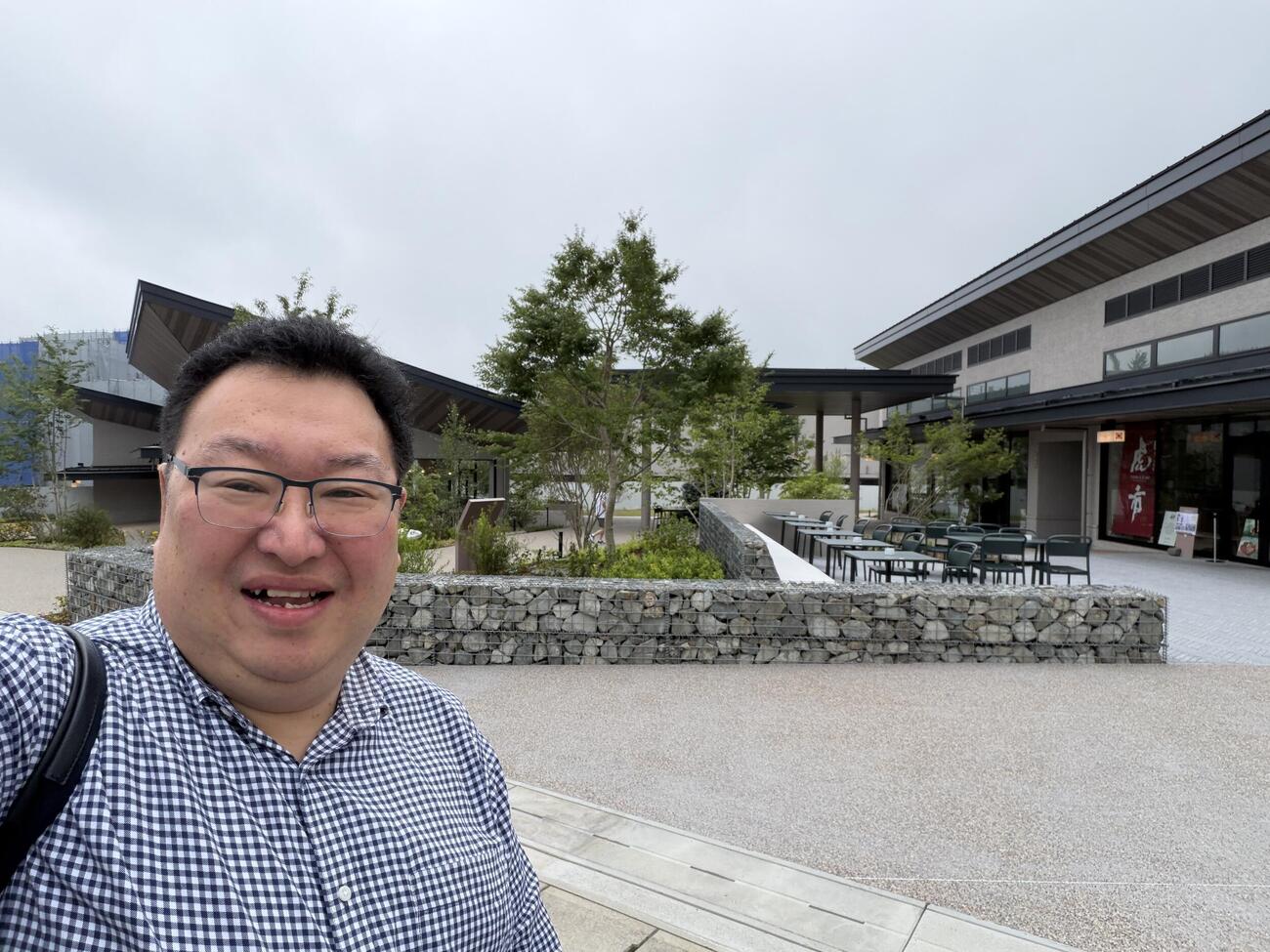 オープンしたフォレストテラスの前に立つ鳥海氏