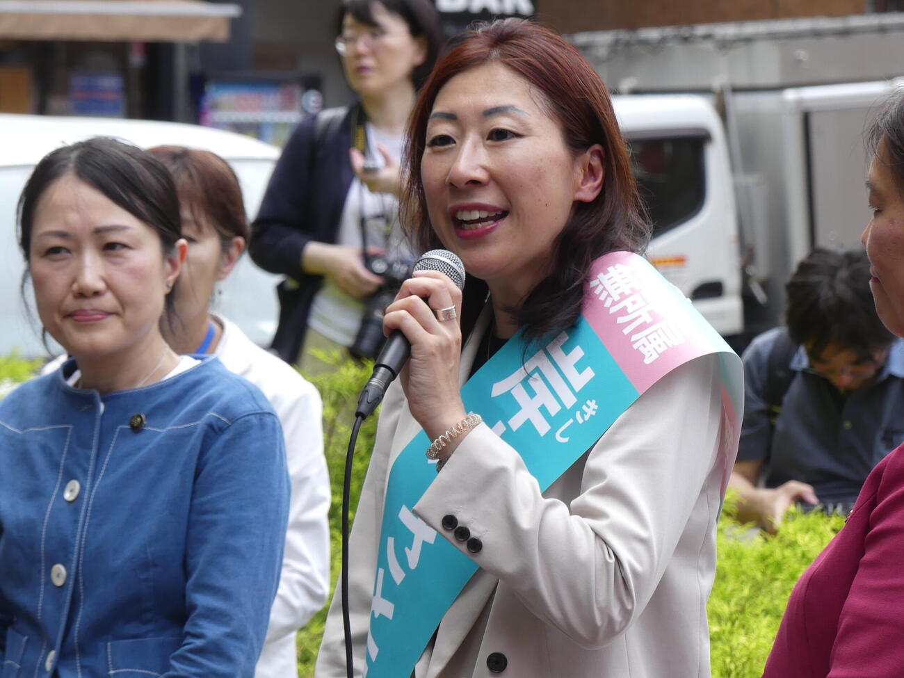 杉並区長選の街頭演説で有権者に支持を訴える岸本聡子区長（2026年6月21日撮影）
