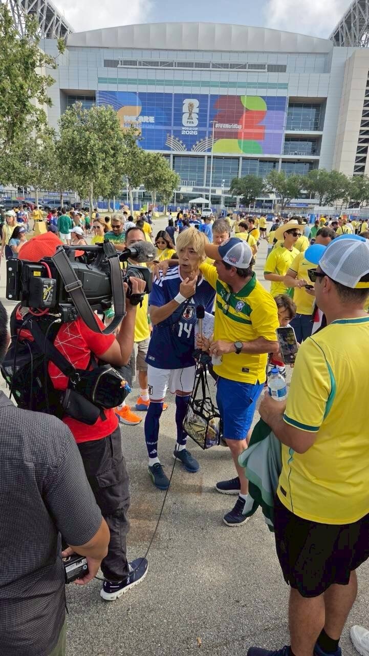 サッカー日本代表MF伊東純也のそっくり芸人の似東JOKER純也は試合会場となった米ヒューストンでブラジル人サポーターやテレビカメラに囲まれた＝撮影は前田大自然