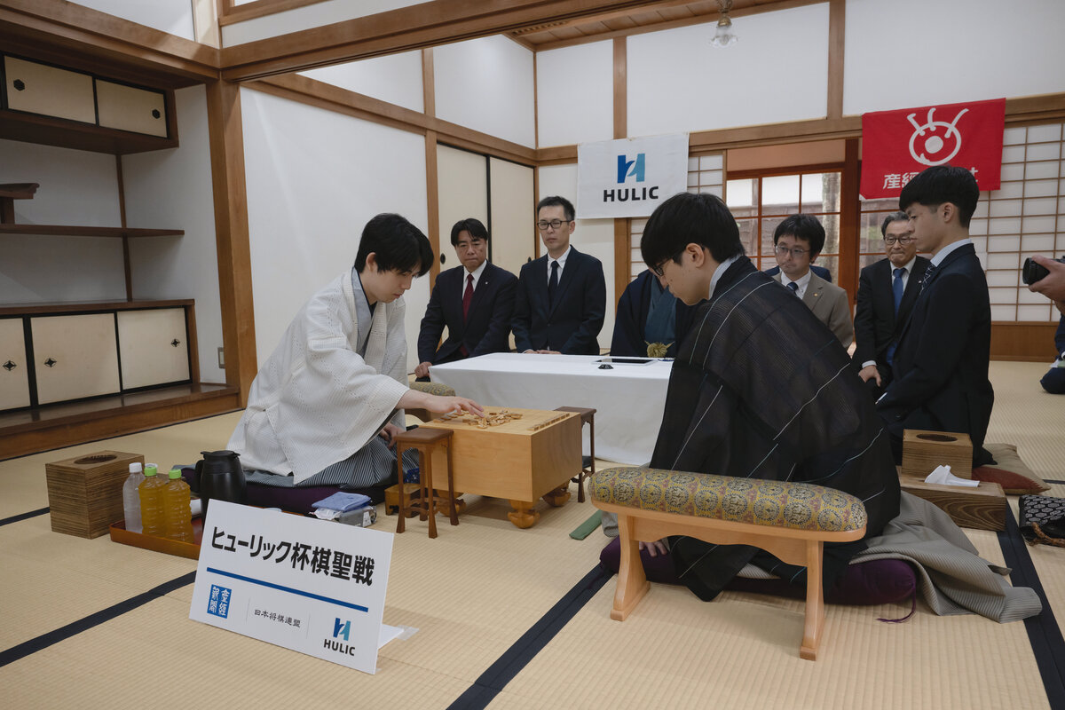 棋聖戦第3局の前に駒を並べる藤井聡太棋聖（左、右は服部慎一郎七段＝日本将棋連盟提供）