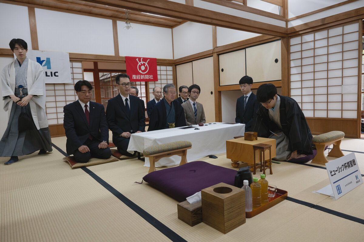 藤井聡太棋聖（左）は服部慎一郎七段（右）が着座した直後に入室（日本将棋連盟提供）