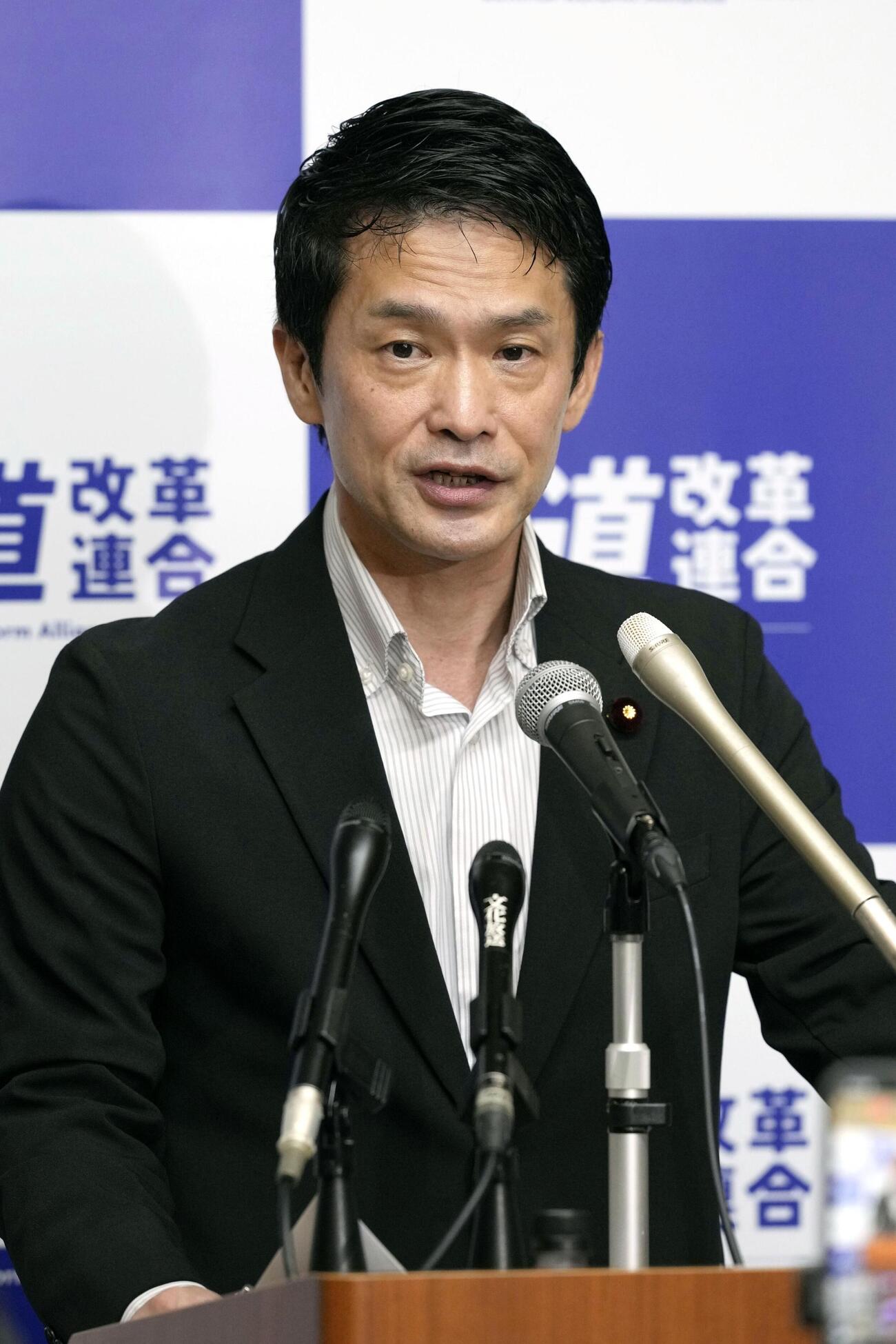 記者会見する中道改革連合の小川代表＝3日午前、国会（共同）