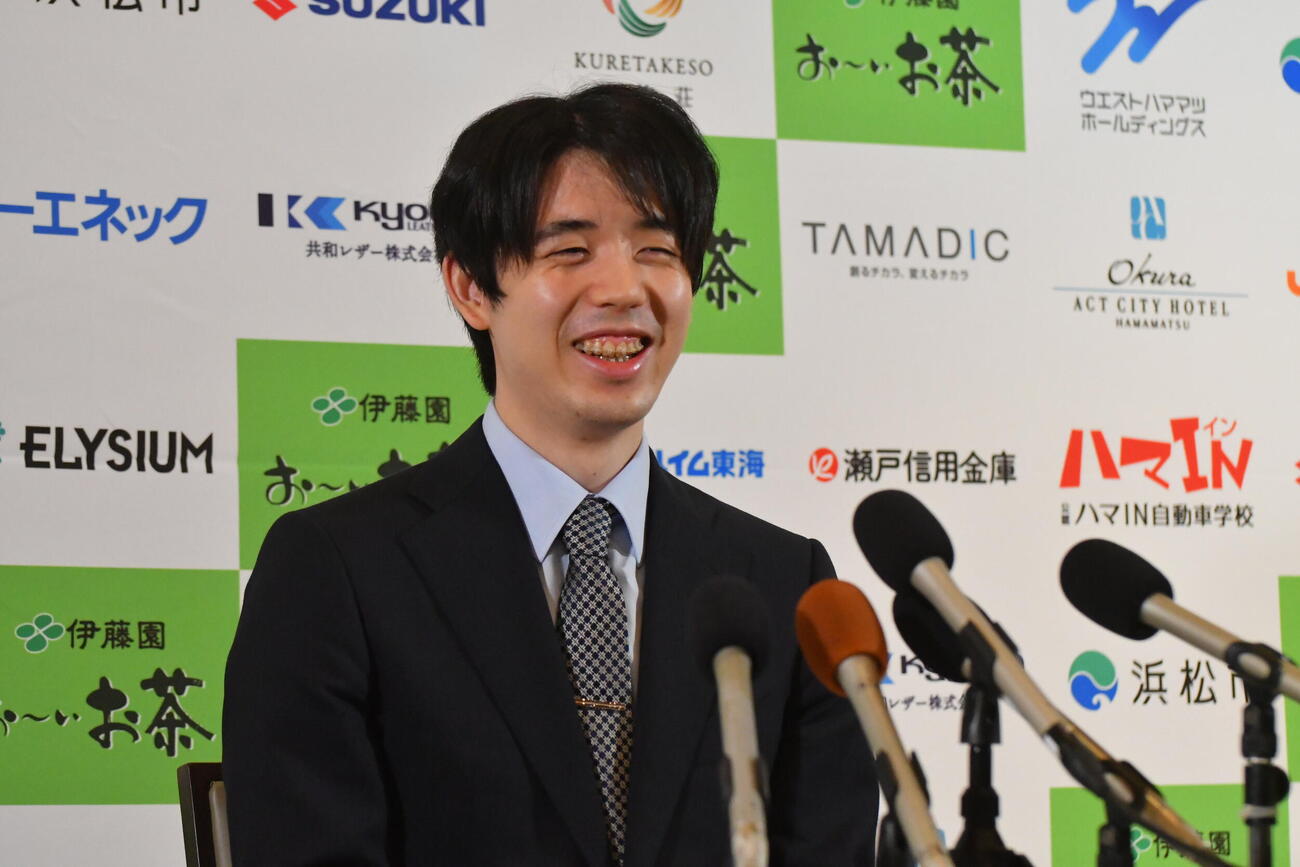 時折笑みを浮かべながら前日会見に応じた藤井聡太王位
