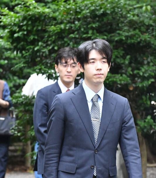 王位戦開幕局の会場に入る藤井聡太王位（手前）と挑戦者の伊藤匠2冠（2026年7月3日）