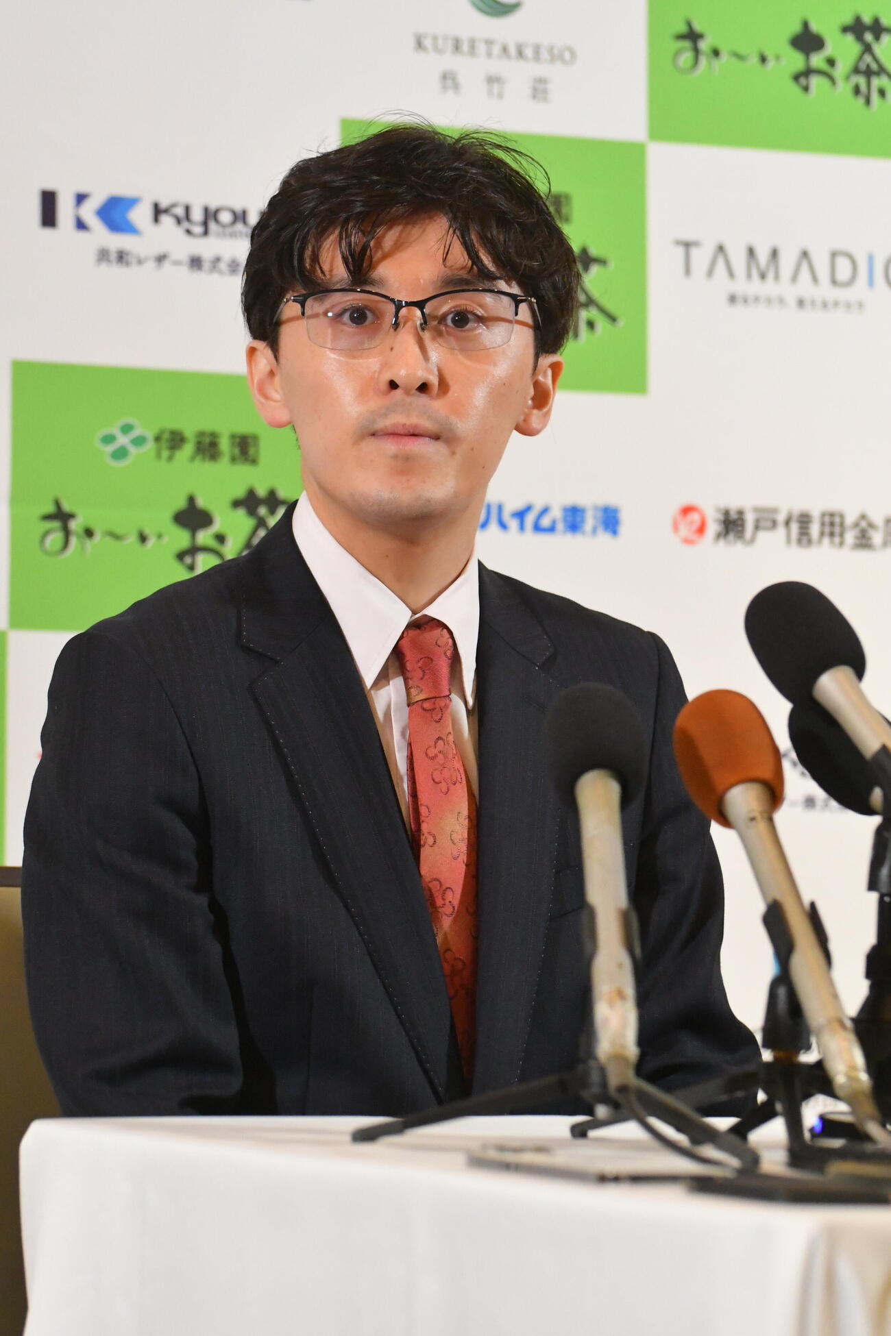 会見で意気込みを語った王位戦初挑戦の伊藤匠2冠