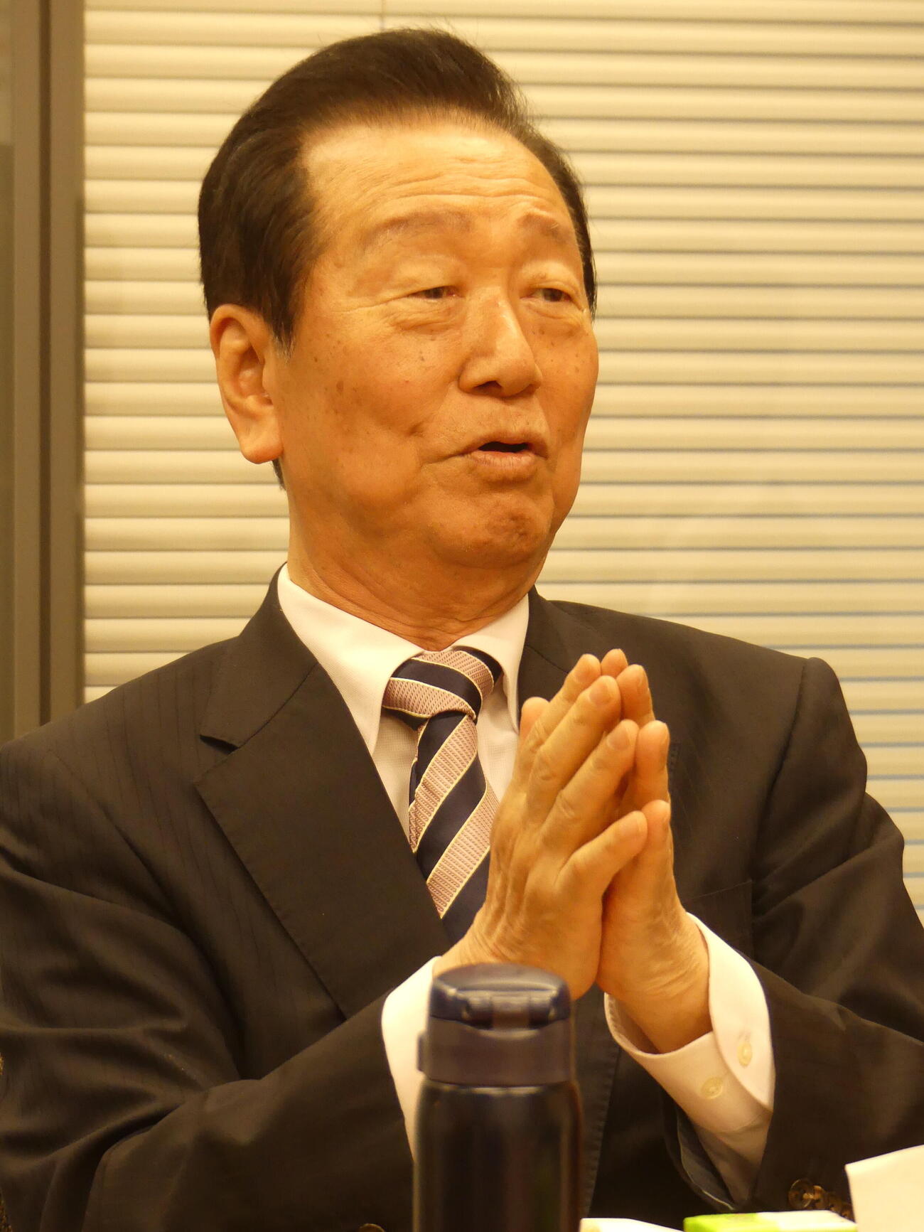 報道陣の問いに答える小沢一郎氏（撮影・中山知子）

