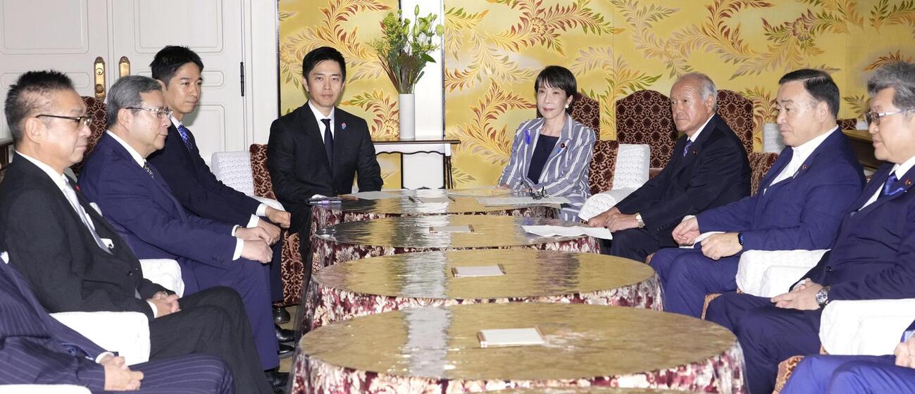 党首会談に臨む高市首相（中央右）と日本維新の会の吉村代表（同左）（共同）