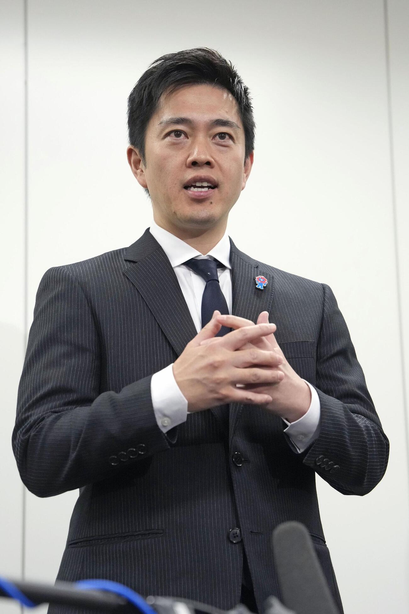 北陸新幹線の延伸ルートを再検討する与党整備委員会の会合後、記者団の取材に応じる大阪府の吉村洋文知事（共同）