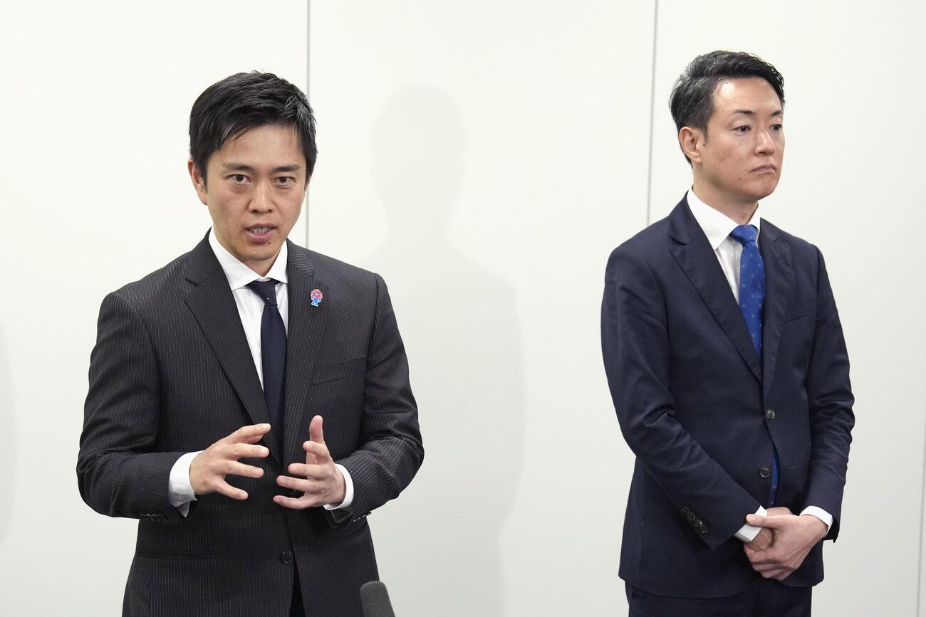 北陸新幹線の延伸ルートを再検討する与党整備委員会の会合後、記者団の取材に応じる大阪府の吉村洋文知事（左）と大阪市の横山英幸市長（共同）