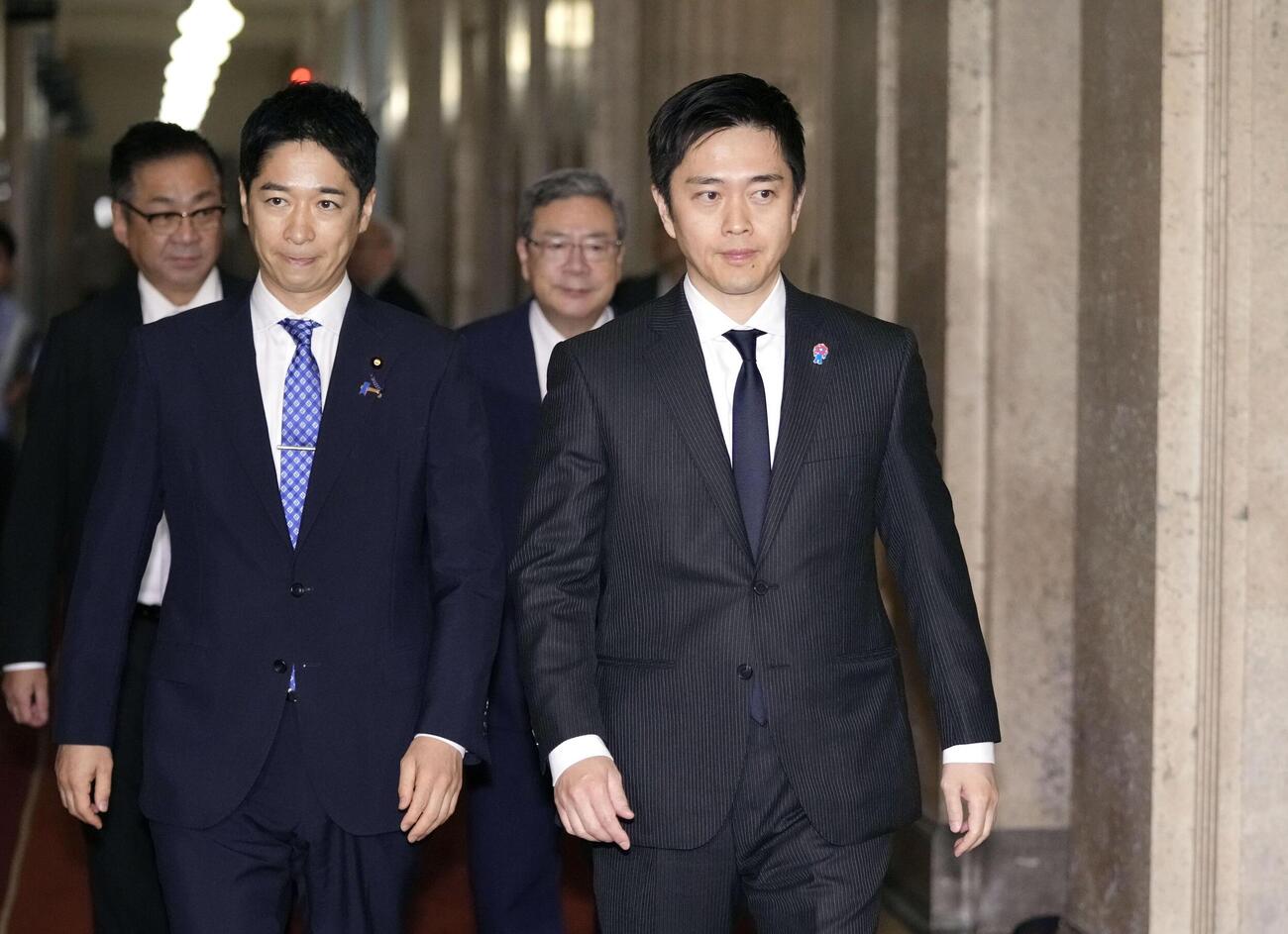 高市首相との会談に向かう日本維新の会の吉村代表（手前右）と藤田共同代表ら（共同）