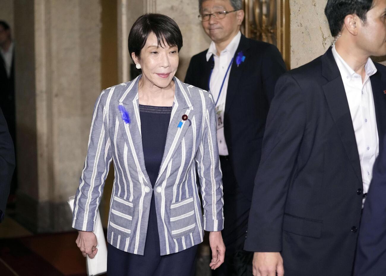 日本維新の会の吉村代表との会談に向かう高市首相＝7日夕、国会(共同)