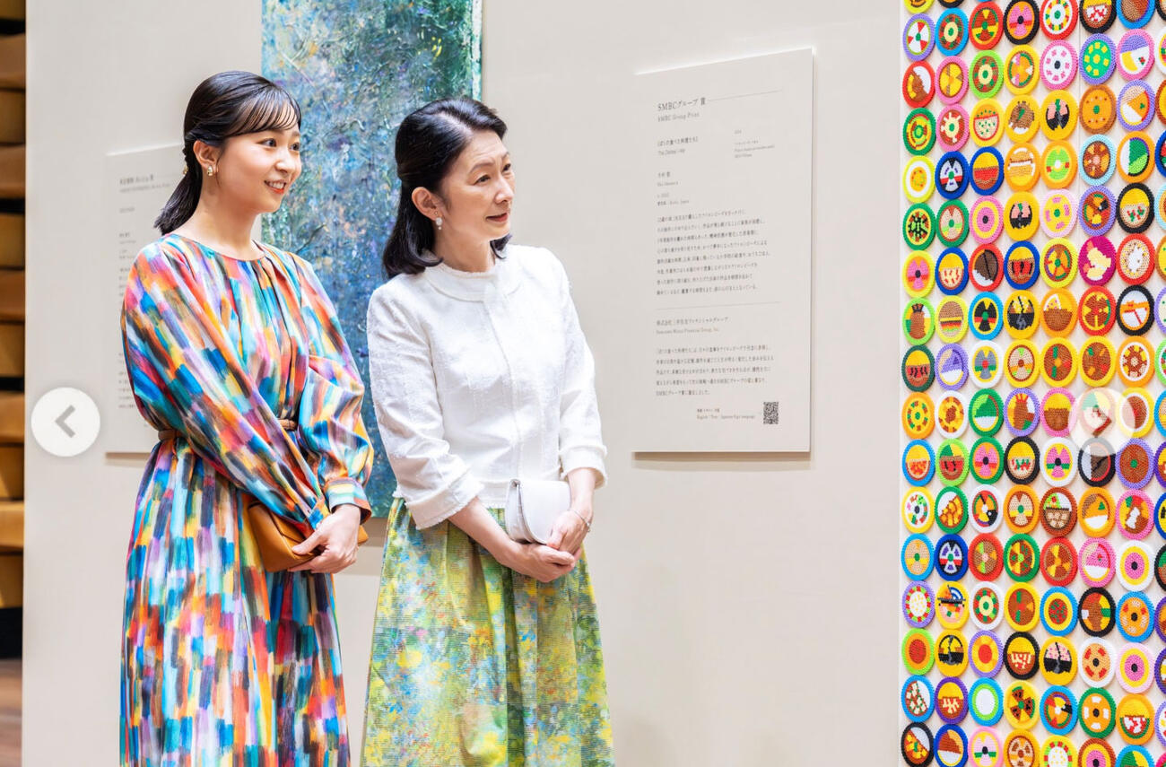 展覧会で作品をご覧になる紀子さまと佳子さま