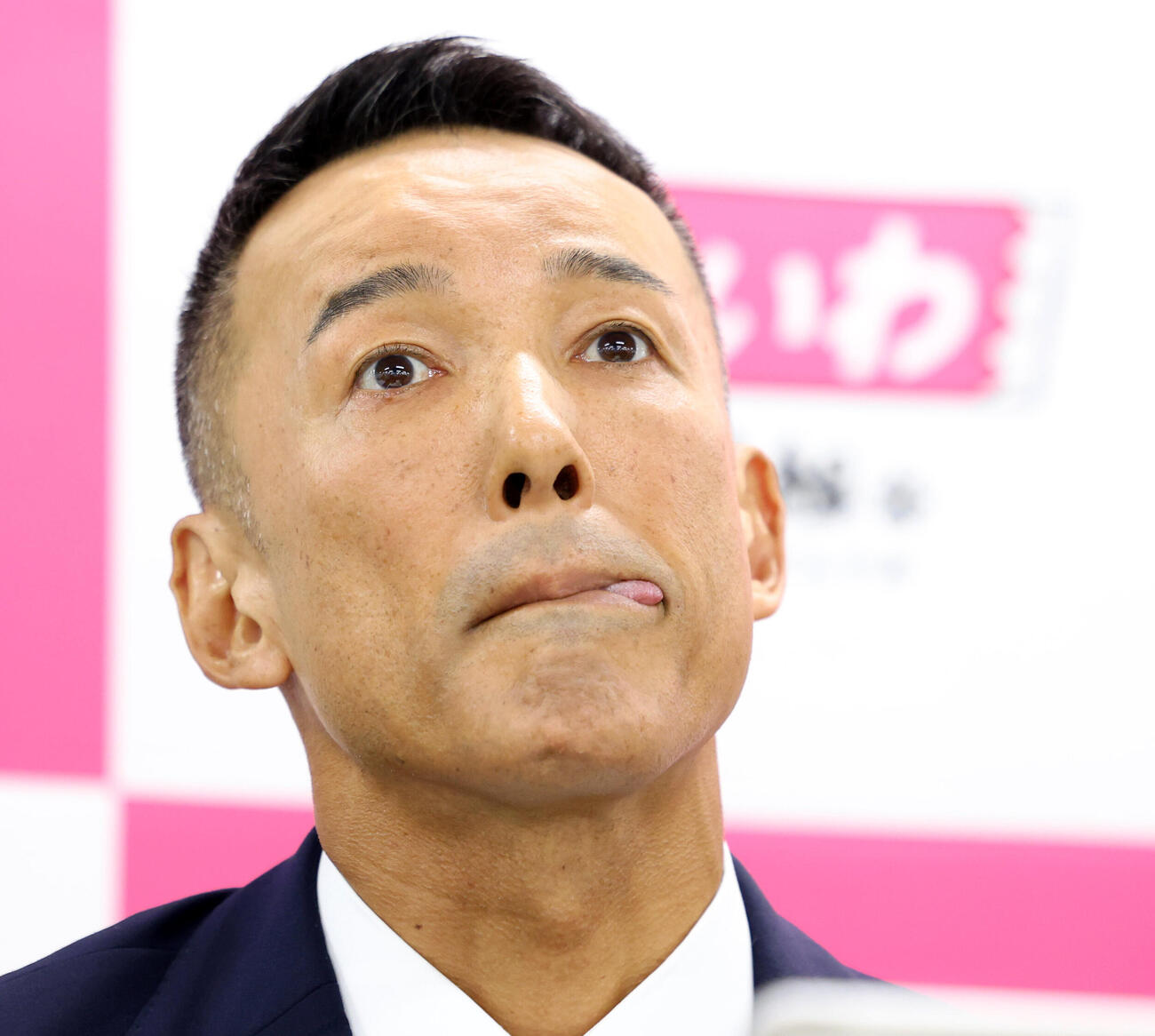 会見で記者の質問を聞くれいわ新選組の山本太郎代表（撮影・浅見桂子）