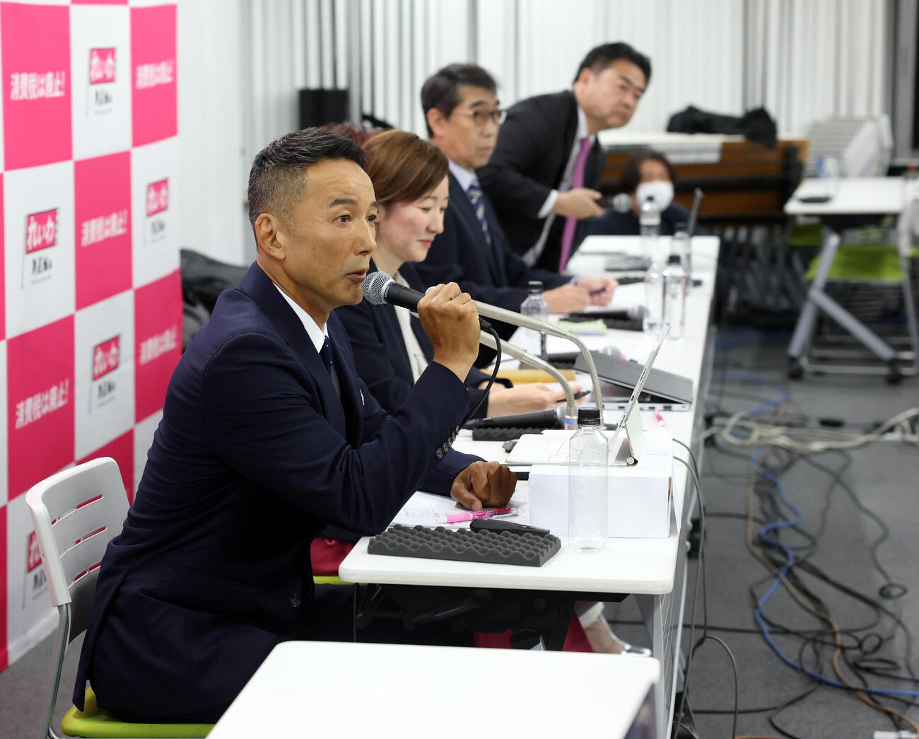 記者会見に臨むれいわ新選組の山本太郎代表（手前）ら（撮影・浅見桂子）