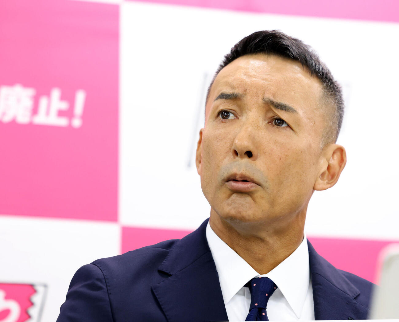 会見で記者の質問を聞く、れいわ新選組の山本太郎代表（撮影・浅見桂子）