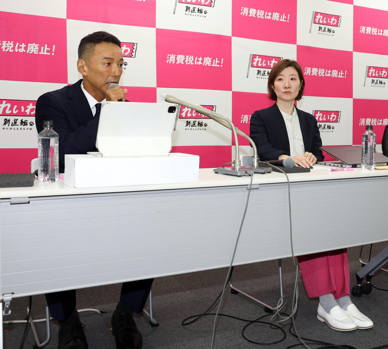 記者会見を行う、れいわ新選組の山本太郎代表（左）と大石晃子共同代表（撮影・浅見桂子）
