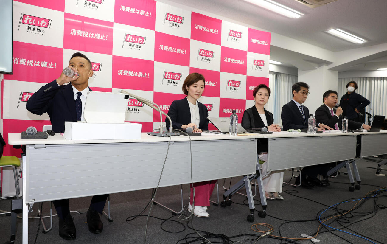 会見に臨む、れいわ新選組の山本太郎代表（左）ら（撮影・浅見桂子）