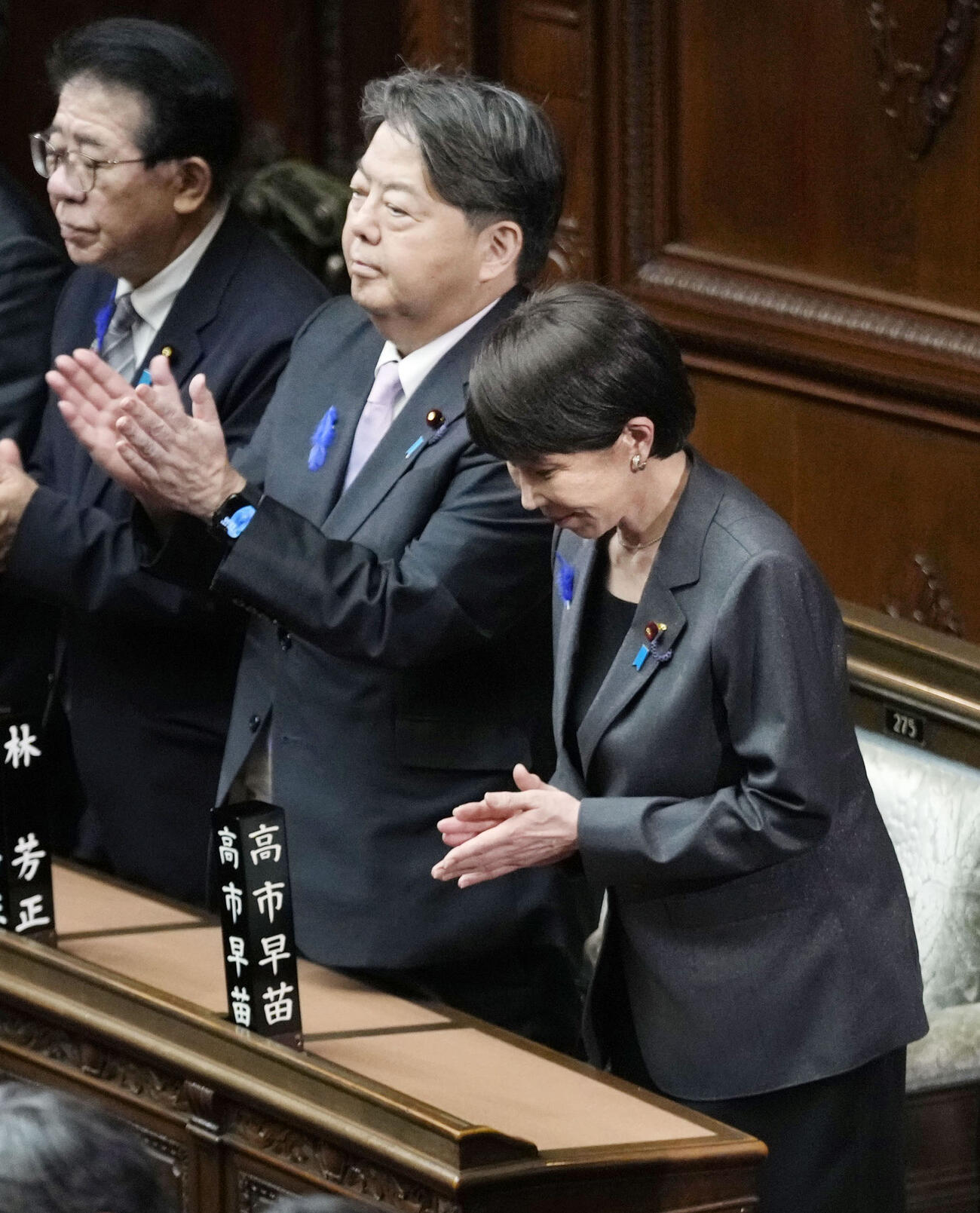 衆院本会議で皇室典範などの改正案が可決され、拍手する高市首相（右）ら＝10日午後（共同）