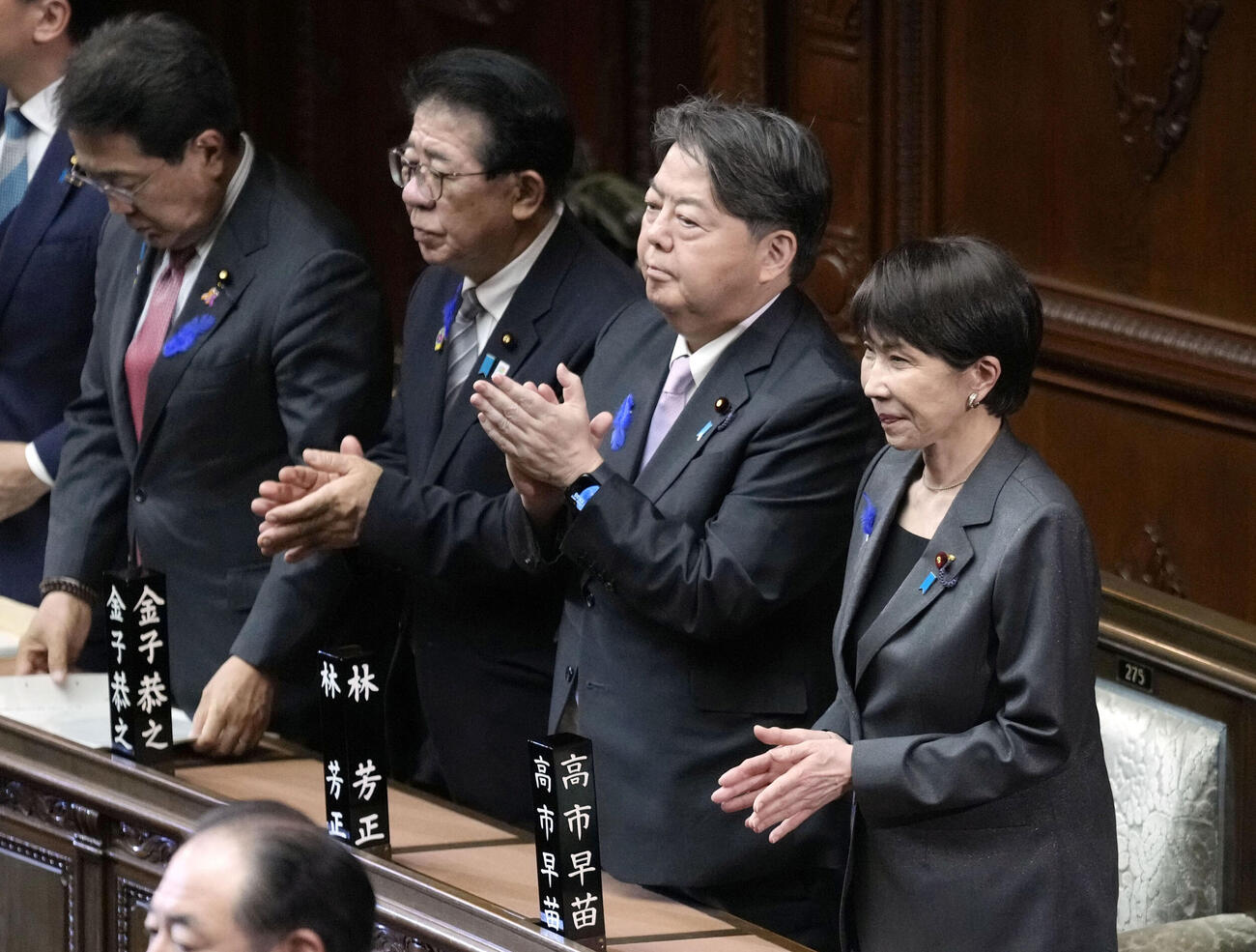 衆院本会議で皇室典範などの改正案が可決され、拍手する高市首相（右端）ら＝10日午後（共同）
