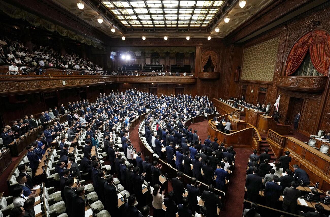 皇室典範などの改正案を可決した衆院本会議＝10日午後（共同）