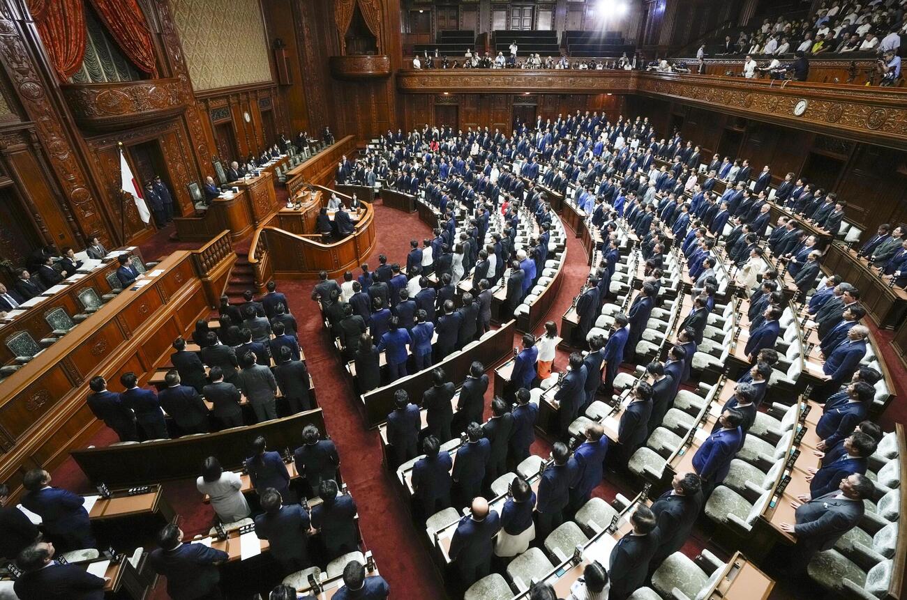 皇室典範などの改正案を賛成多数で可決した衆院本会議＝10日午後（共同）