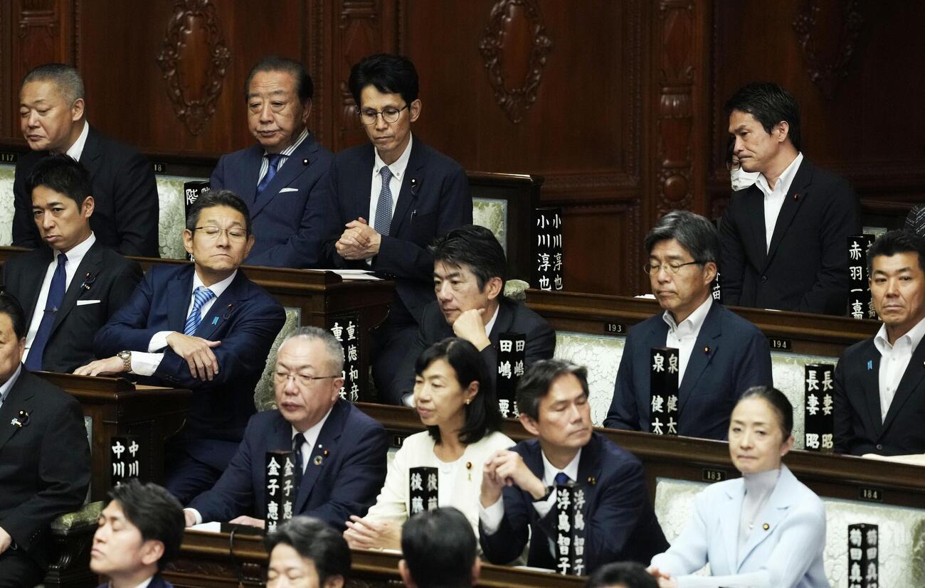 衆院本会議に臨む（上段右端から左へ）中道改革連合の小川代表、階幹事長、野田元首相ら（共同）