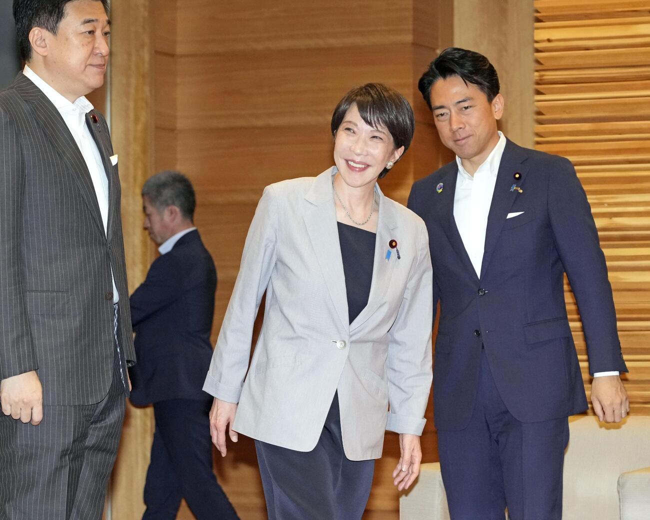 閣議に臨む高市首相（中央）ら（共同）