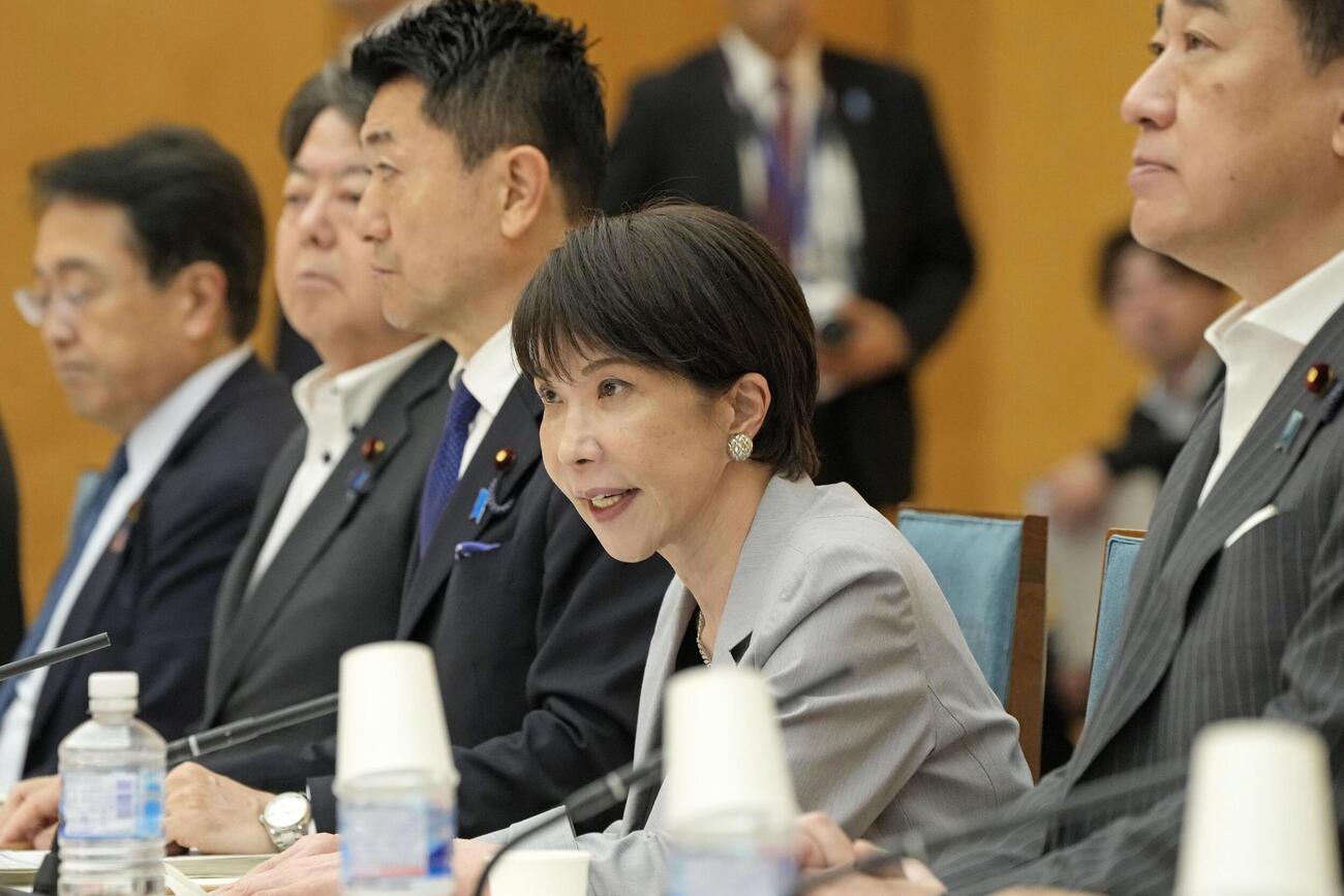 中央防災会議であいさつする高市首相（右から2人目）（共同）